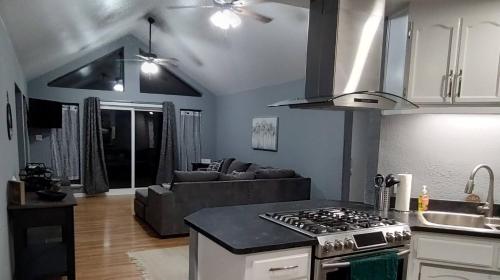 Dapur atau dapur kecil di Lassen Lodge