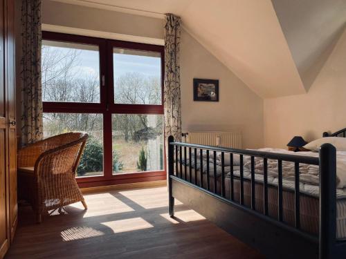 Postel nebo postele na pokoji v ubytování Ferienwohnung-Jim-Knopf-mit-Balkon-zwischen-Strand-Wald-Wiese-im-Suedosten-der-Insel-Ruegen