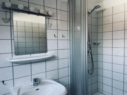 Koupelna v ubytování Ferienwohnung-Jim-Knopf-mit-Balkon-zwischen-Strand-Wald-Wiese-im-Suedosten-der-Insel-Ruegen