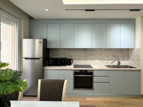 Kuchyň nebo kuchyňský kout v ubytování Mona Seaside Apartment with Parking