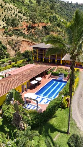 an overhead view of a resort with a swimming pool at Hotel Campestre la Playa in Betania