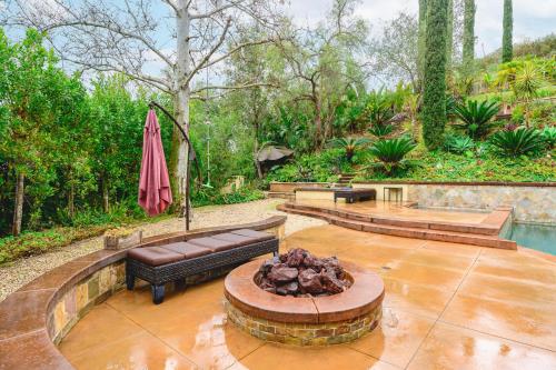 Taman di luar Elegant Villa Retreat Pool Garden Alfresco Lounge