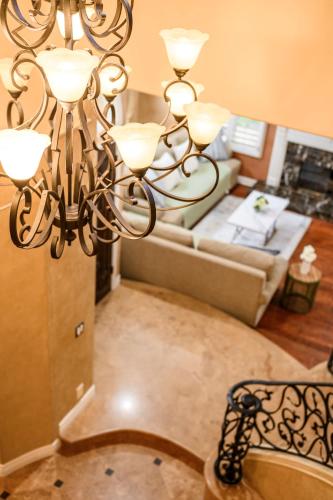 Ruang duduk di Elegant Villa Retreat Pool Garden Alfresco Lounge