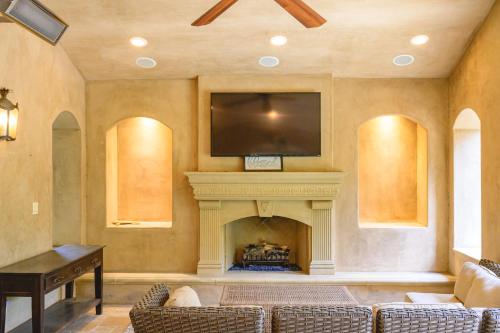 Televisyen dan/atau pusat hiburan di Elegant Villa Retreat Pool Garden Alfresco Lounge