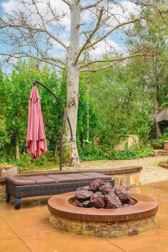 Taman di luar Elegant Villa Retreat Pool Garden Alfresco Lounge