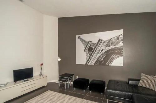 TV a/nebo společenská místnost v ubytování Luxury with a pool