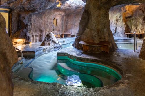 La alberca dentro o cerca de Fox Hotel and Suites