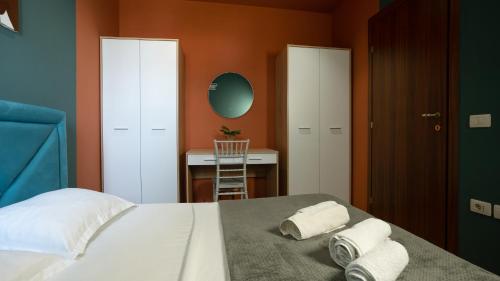 a bedroom with a bed with towels on it at Cozy apartment in Polisi i Vogël