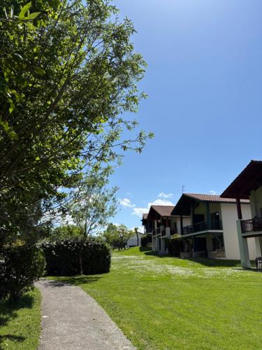 une passerelle devant une maison dans l'établissement Appartement T4 à 200m de la plage, à Saint-Jean-de-Luz