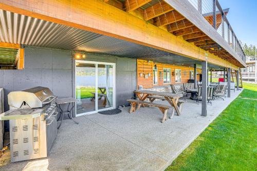 Balkón nebo terasa v ubytování Lakefront Retreat with Kayaks, Paddle Boards and Deck!