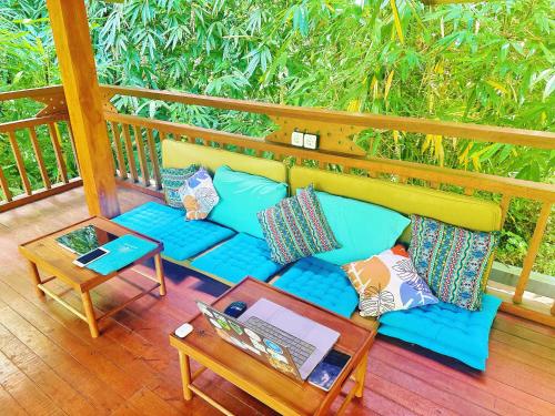 Un balcón o terraza de Lai's Lodges - Quiet Jungle Retreat w River & Jungle Views, 4Km to Central Ubud