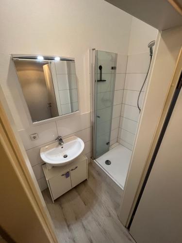 Phòng tắm tại Modernes City Apartment am Limbecker Platz Essen