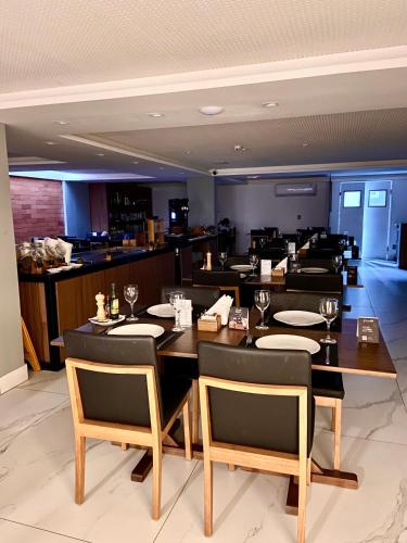 a dining room with a table and chairs at Flat Beira Mar, Arpoar João Pessoa in João Pessoa