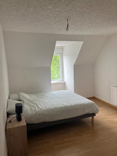 une chambre avec un lit et une fenêtre dans l'établissement Appartement Mauriac, à Mauriac