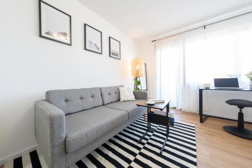 a living room with a couch and a table at City Studio am Marienplatz in Stuttgart