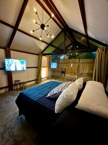 a bedroom with a large bed in a tent at Cabanas Saruê - Toca in Tarituba