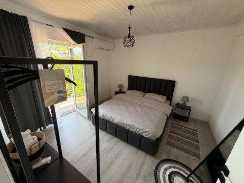 a small bedroom with a bed and a window at Shtëpia Me Lule in Përmet