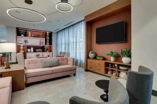 Телевизор и/или развлекательный центр в Drury Plaza Hotel North Charleston