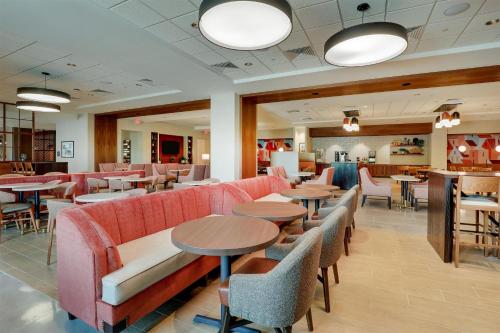 Ресторан / где поесть в Drury Plaza Hotel North Charleston