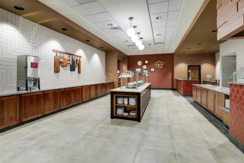 Лобби или стойка регистрации в Drury Plaza Hotel North Charleston