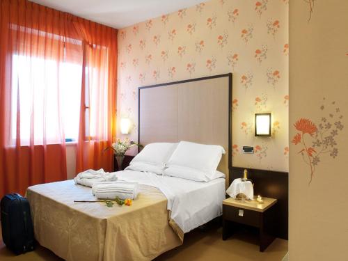 Un pat sau paturi într-o cameră la Hotel Ristorante Dragonara