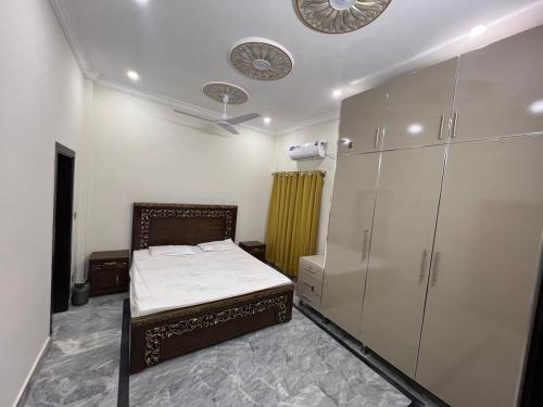 Ένα ή περισσότερα κρεβάτια σε δωμάτιο στο B3 Residence Mirpur - 2 Bedrooms Flat 3