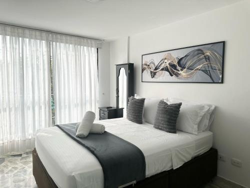 ペレイラにあるExcellent Location Ideal for Large Groupsの大きなベッドと大きな窓のある寝室