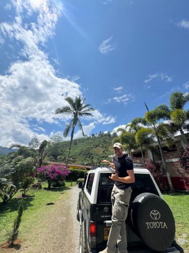 a man standing in the back of a toyota truck at Hotel Campestre la Playa in Betania
