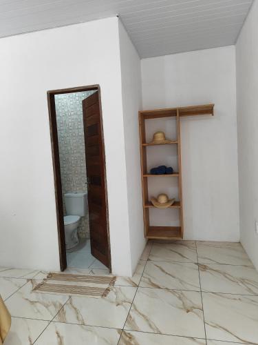 a room with a bathroom with a mirror and a toilet at CAJUÍ da VILA in Atins