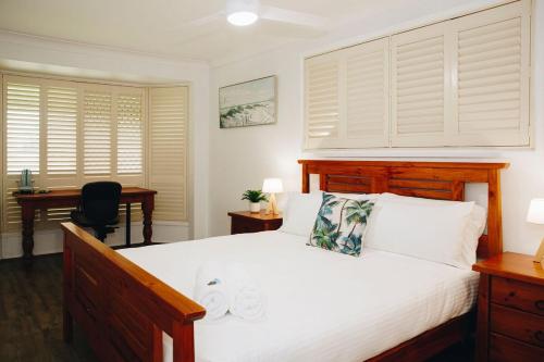 Ένα ή περισσότερα κρεβάτια σε δωμάτιο στο Perfect Location 4BR Home Warana - 200m to Beach!