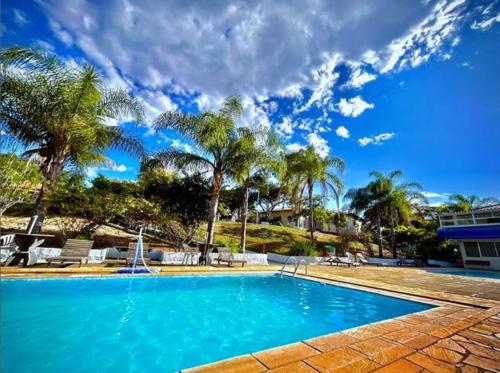 A piscina localizada em Hotel Paraíso dos Alpes ou nos arredores
