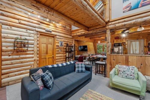 Φωτογραφία από το άλμπουμ του Beautiful Log Cabin on Belleau Lake -2900 sqft! σε Wakefield