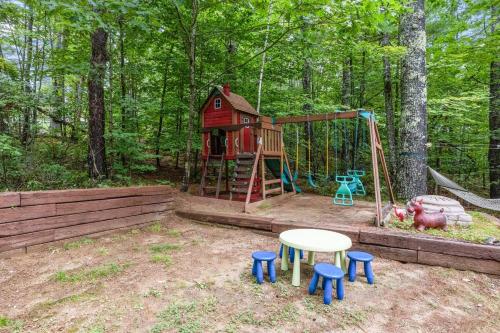Φωτογραφία από το άλμπουμ του Beautiful Log Cabin on Belleau Lake -2900 sqft! σε Wakefield