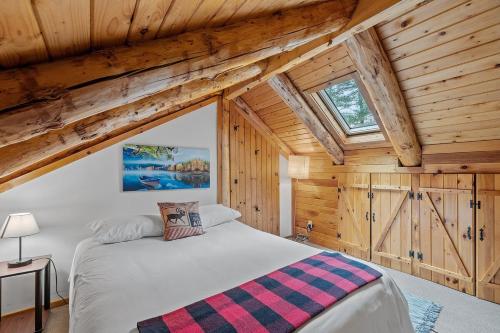 Φωτογραφία από το άλμπουμ του Beautiful Log Cabin on Belleau Lake -2900 sqft! σε Wakefield