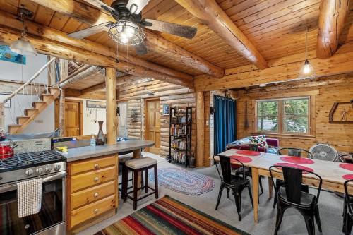 Φωτογραφία από το άλμπουμ του Beautiful Log Cabin on Belleau Lake -2900 sqft! σε Wakefield