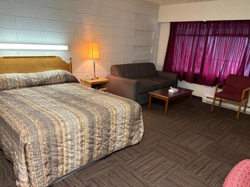Postel nebo postele na pokoji v ubytování Camelot Court Motel