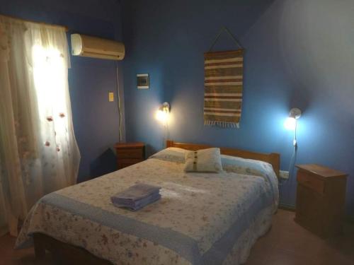 ein Schlafzimmer mit einem Bett, auf dem zwei Handtücher liegen in der Unterkunft Bungalows Génesis ideal para las familias a 12 cuadras del parque termal in Federación