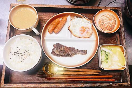 a tray with a plate of food with meat and vegetables at ペンションラモー in Karuizawa