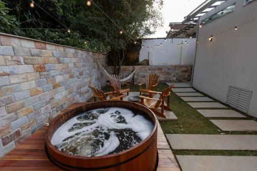 a hot tub with snow in a backyard at Casa Floresta - Caminhos de OP in Ouro Preto