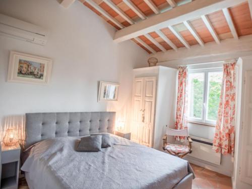 une chambre avec un grand lit et une fenêtre dans l'établissement Plage, à Cavalaire-sur-Mer