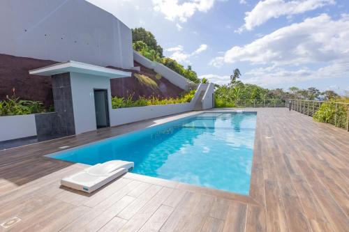 AvaeMaraea Deluxe Apt 2BR 2BA with Pool View near Tahiti Airport的屋顶上的游泳池