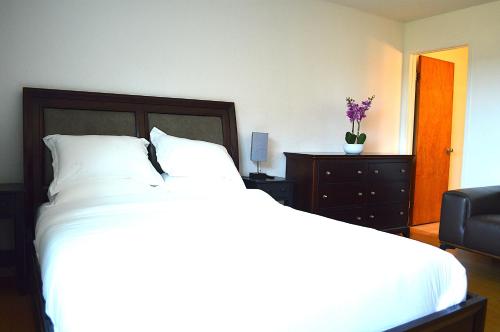 Ένα ή περισσότερα κρεβάτια σε δωμάτιο στο Modern 3 Bedroom Suite with AC for Family and Work group