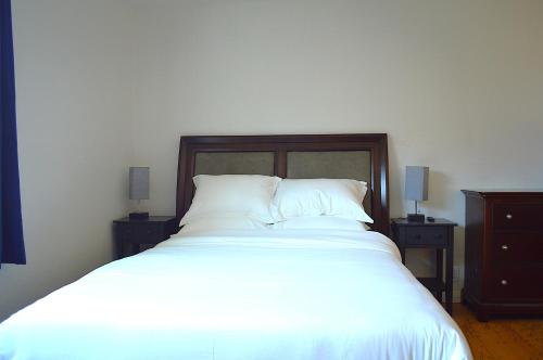 Ένα ή περισσότερα κρεβάτια σε δωμάτιο στο Modern 3 Bedroom Suite with AC for Family and Work group