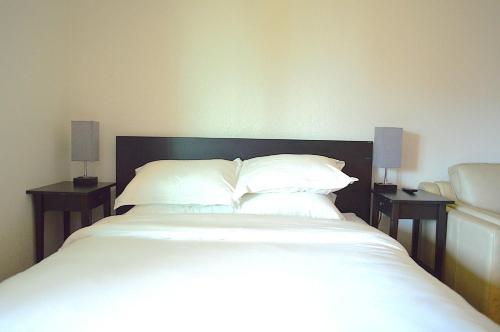 Ένα ή περισσότερα κρεβάτια σε δωμάτιο στο Modern 3 Bedroom Suite with AC for Family and Work group