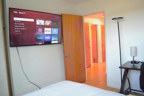 Μια τηλεόραση ή/και κέντρο ψυχαγωγίας στο Modern 3 Bedroom Suite with AC for Family and Work group