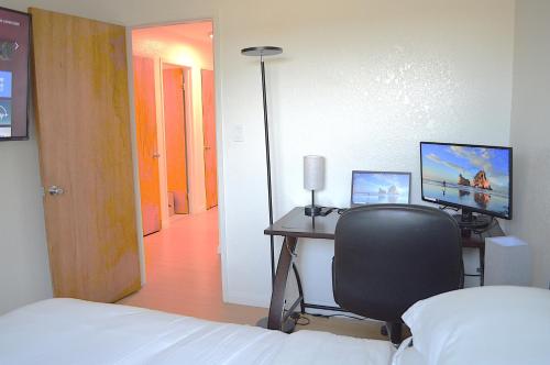 Μια τηλεόραση ή/και κέντρο ψυχαγωγίας στο Modern 3 Bedroom Suite with AC for Family and Work group