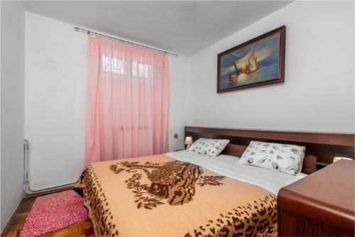 Apartments with parking space Pula - 2252