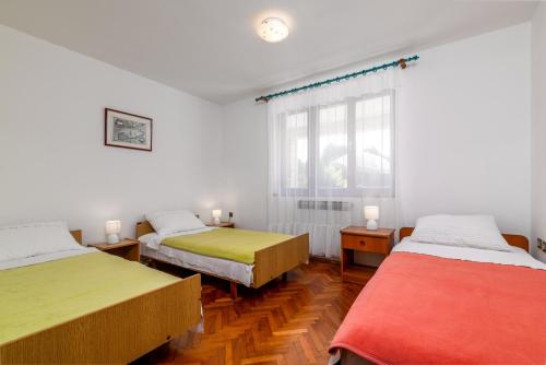 Apartments with parking space Pula - 2252