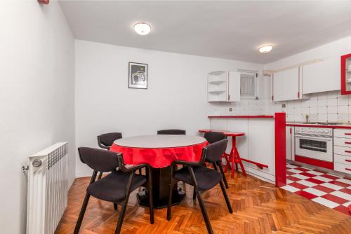 Apartments with parking space Pula - 2252