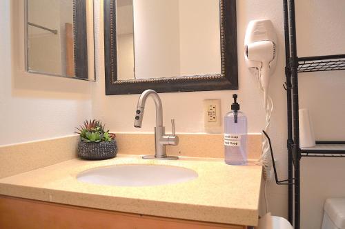 Ένα μπάνιο στο Modern 3 Bedroom Suite with AC for Family and Work group